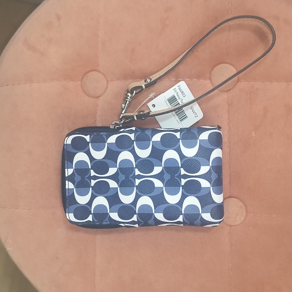 Coach Peyton Wristlet Camera Phone Credit Card Cosmetic Case F66803 - Picture 3 of 6